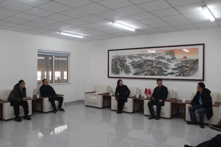 Dando a benvida a unha delegación da Universidade de Arquitectura de Shandong para visitar a planta e explorar a colaboración